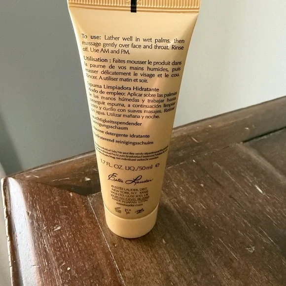 Estée Lauder Re-Nutriv Hydrating Foam Cleanser - Gold Tube (50 ml) - Picture 3 of 4